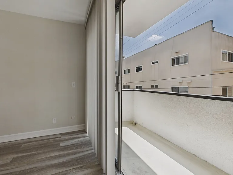 115 Doheny Apartments — Photo 61