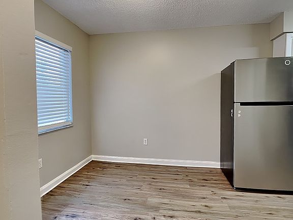 4th image of 530 Scarlet Maple Ct