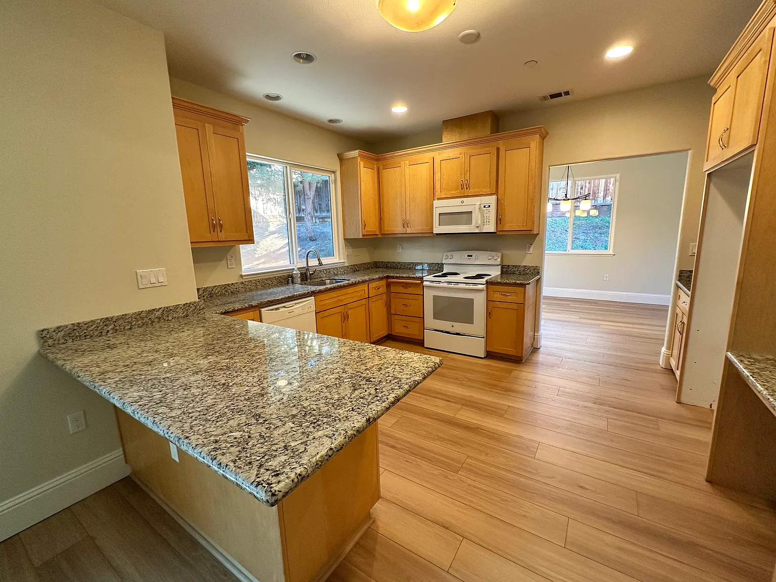 4 bed, 2.5 bath, 2385 sqft, $4,000 — Photo 4