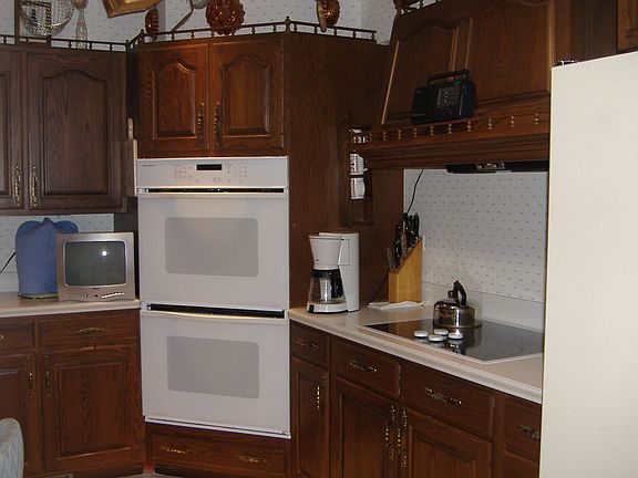 Quality kitchen w/built-ins