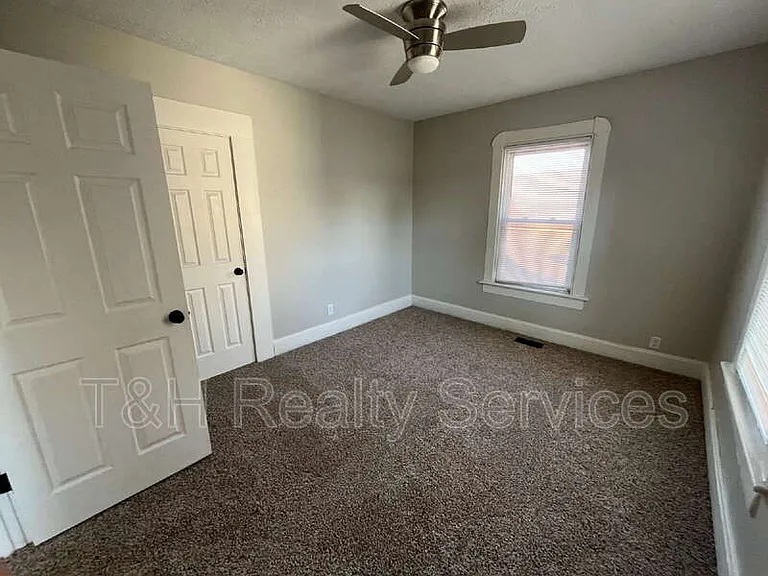 118 W 23rd St — Photo 11