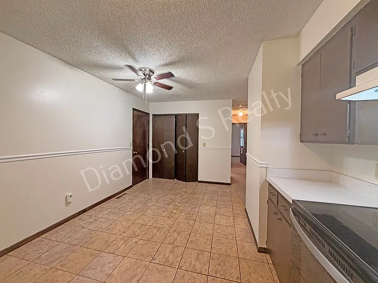 2750 N Howard Ave — Photo 9