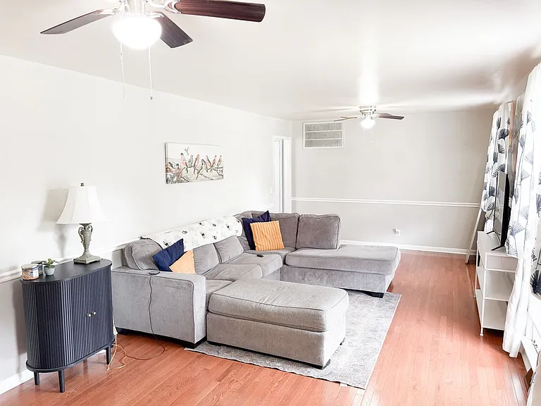 302 Robin Hood Dr — Photo 2