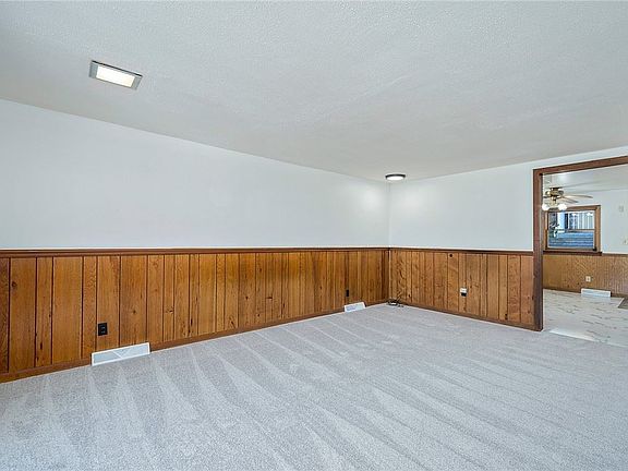 5th image of 5749 Lincoln Ave