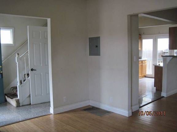 Living room / hardwood fl