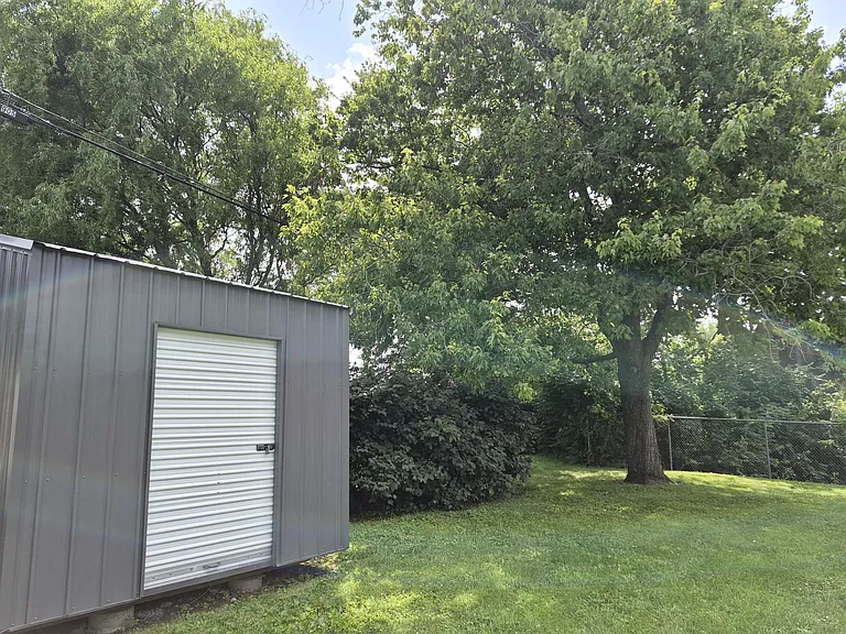913 N Maple St — Photo 29