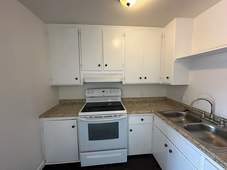 1239 W 14th St #19 — Photo 7