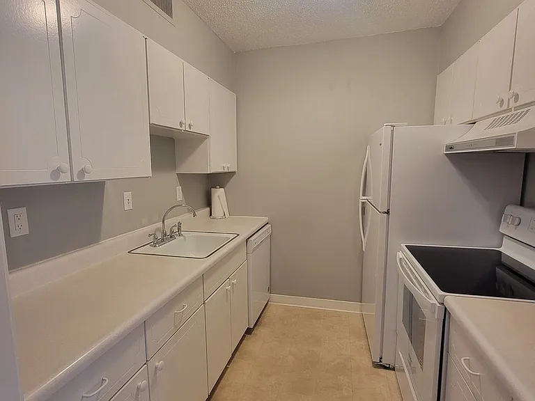 700 E 9th St #4J — Photo 10