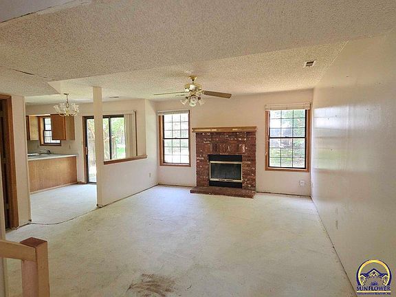 3rd image of 4012 Overland Dr