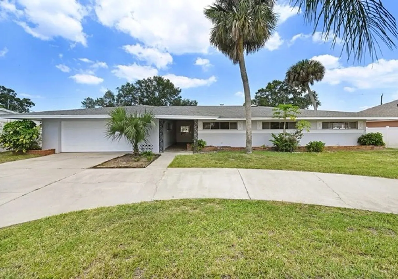 Spacious 5-Bedroom Home in the Heart of Melbourne | 3 Baths | Prime Location — Photo 1