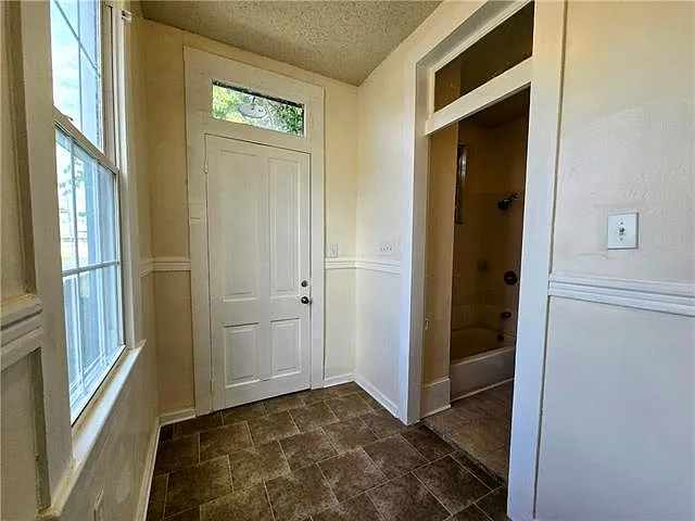 2931 Baronne St — Photo 12