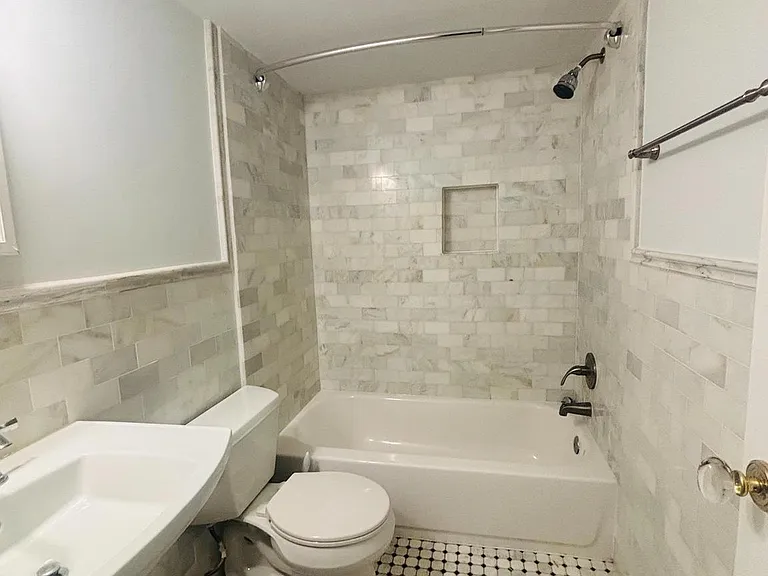 225 10th St NE #1 — Photo 10