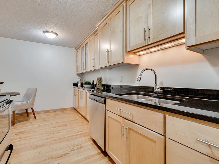 311 Kenwood Pkwy — Photo 2