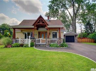 8 Homestead Ln, Levittown, NY 11756