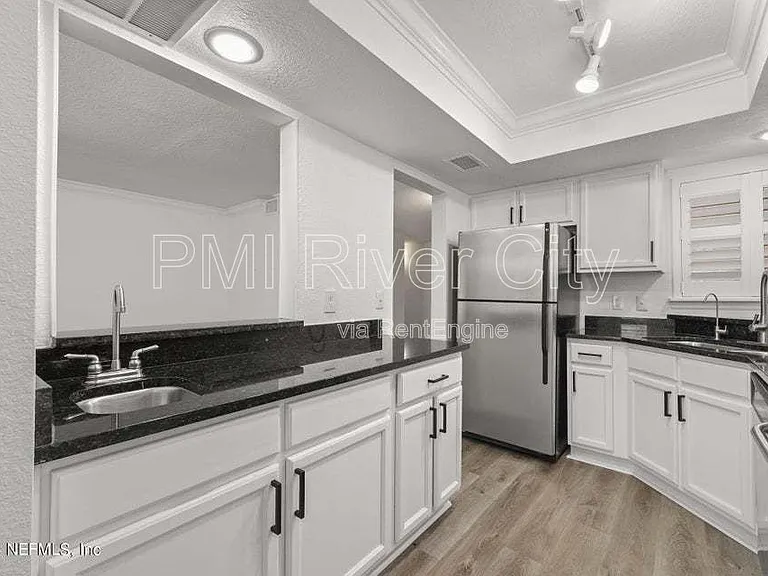 908 Shoreline Cir — Photo 15