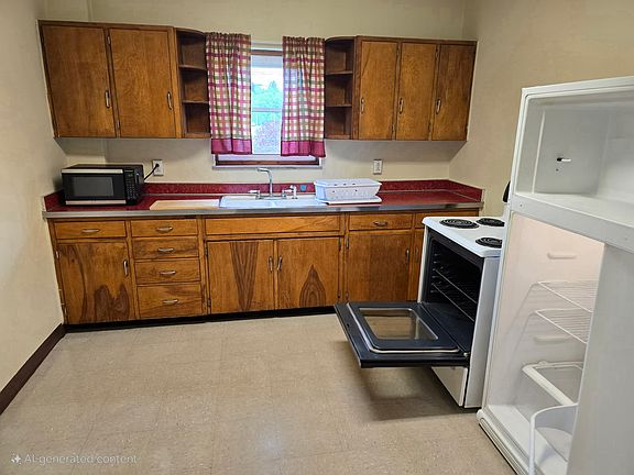 Self Cleaning Oven, Full Refrigerator, Microwave