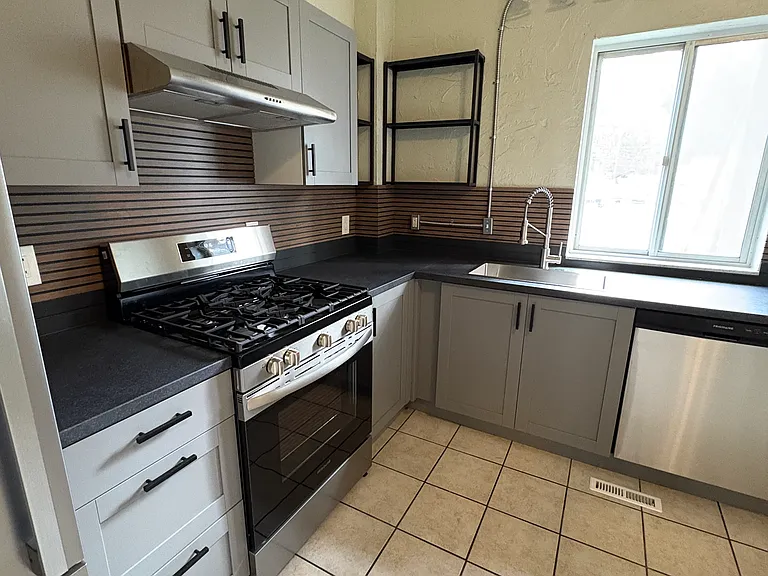 922 Evergreen Ave #1 — Photo 2