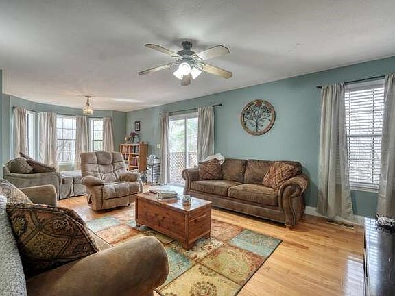 4th image of 99 Highland Cir