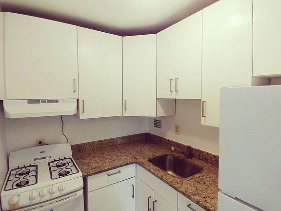 3rd image of 6141 Leesburg Pike APT 305