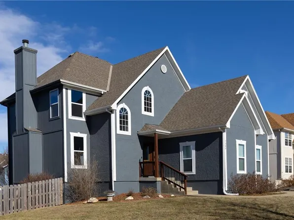 1308 N 2nd St E, Louisburg, KS 66053