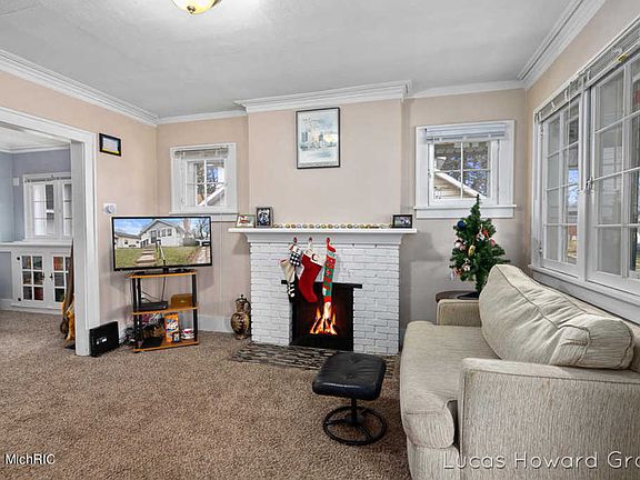 5th image of 874 Hollywood St NE