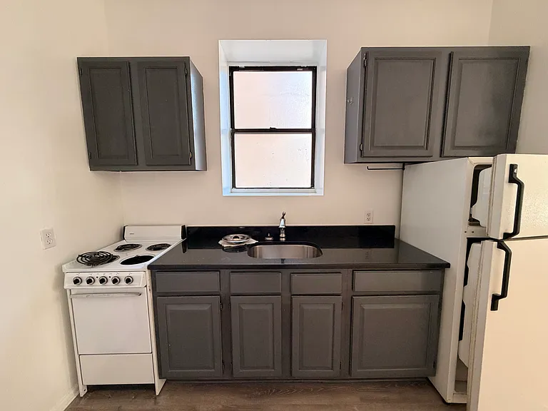 328 E 15th St #6 — Photo 3