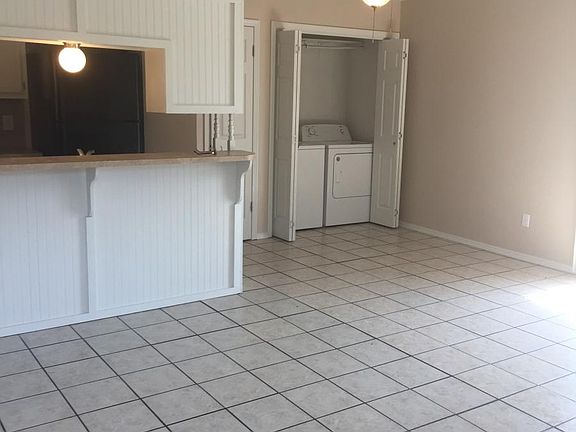 3rd image of 1400 Glen Oaks Ct APT 1