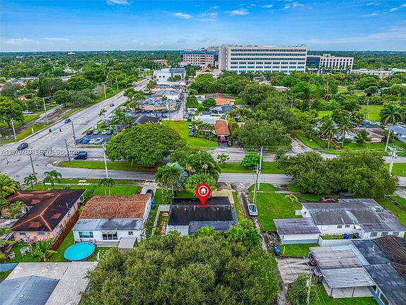 4th image of 911 N Park Rd