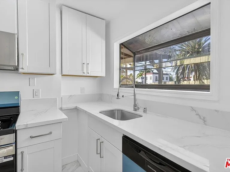 1185 S Tremaine Ave — Photo 38
