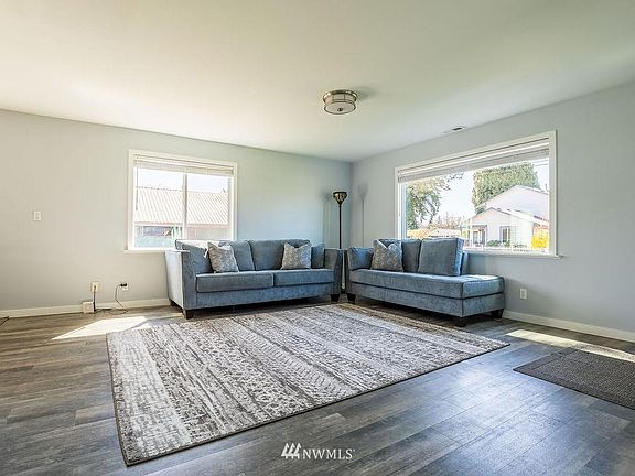 4th image of 106 Van Trump Ave NE