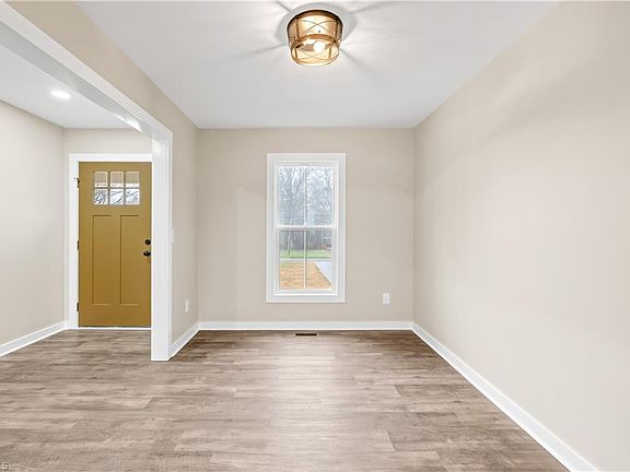 5th image of 242 Bradley Farm Rd