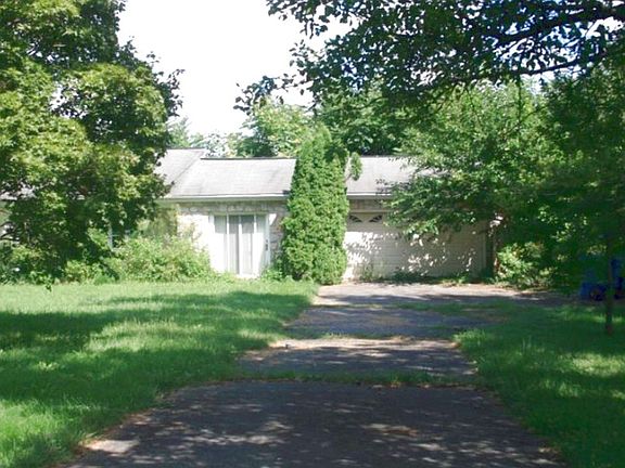 4th image of 702 Sportsman Ln
