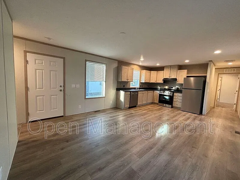 3 bed, 2.0 bath, 1056 sqft, $1,279 — Photo 2