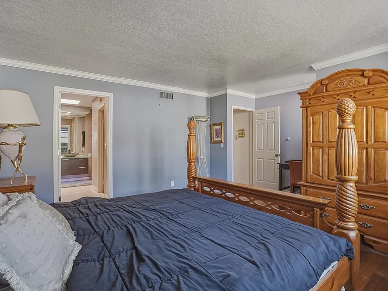 21620 Burbank Blvd #15 — Photo 12
