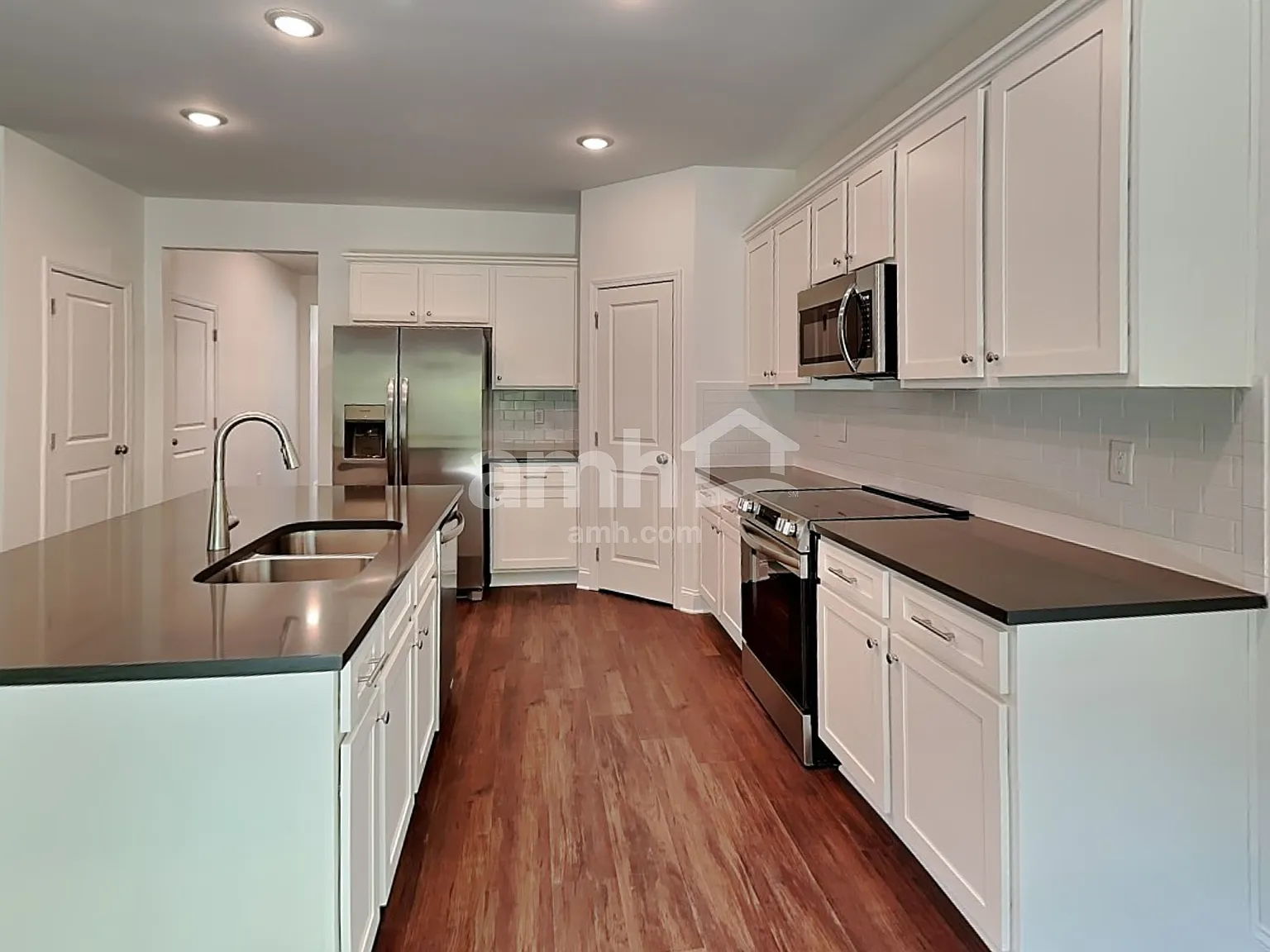 4 bed, 2.5 bath, 2297 sqft, $2,520 — Photo 3