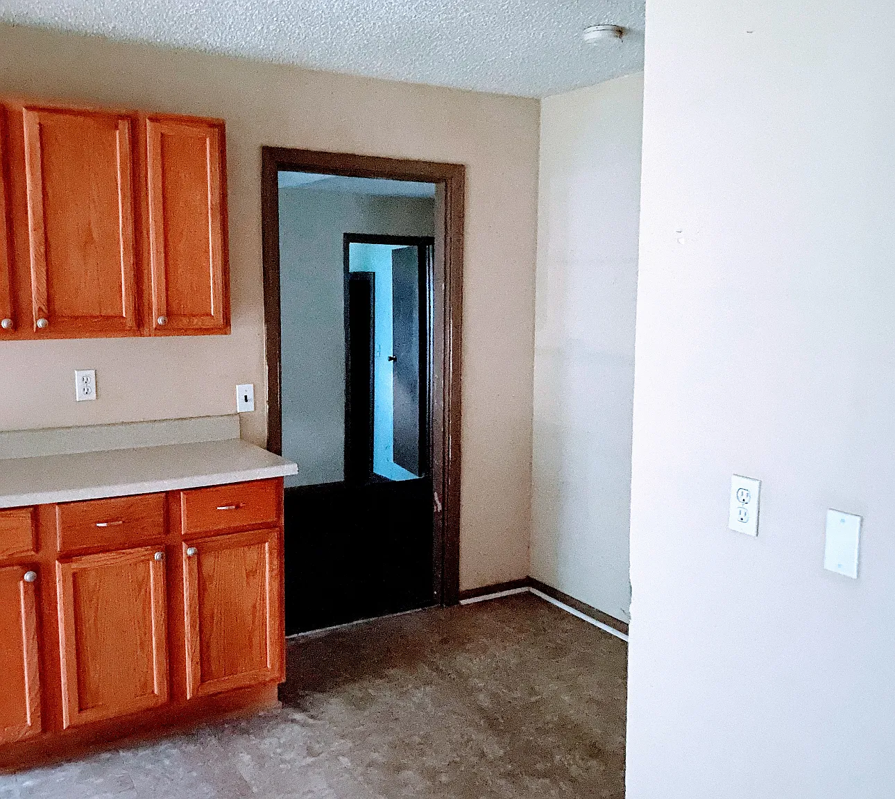 4 bed, 1200 sqft, $895 — Photo 2