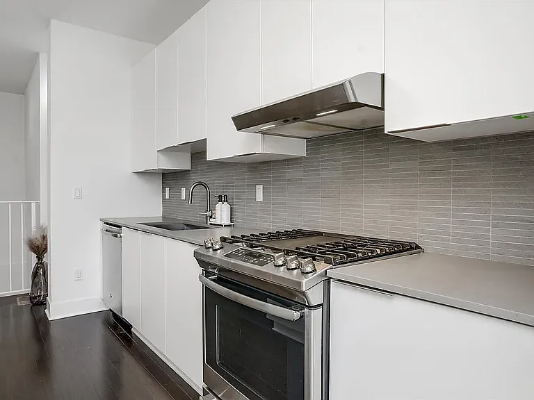 2642 John R St — Photo 7