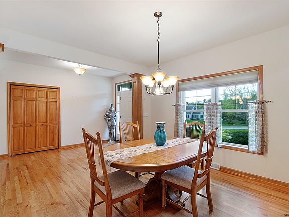 3rd image of 8 Rolling Brook Dr