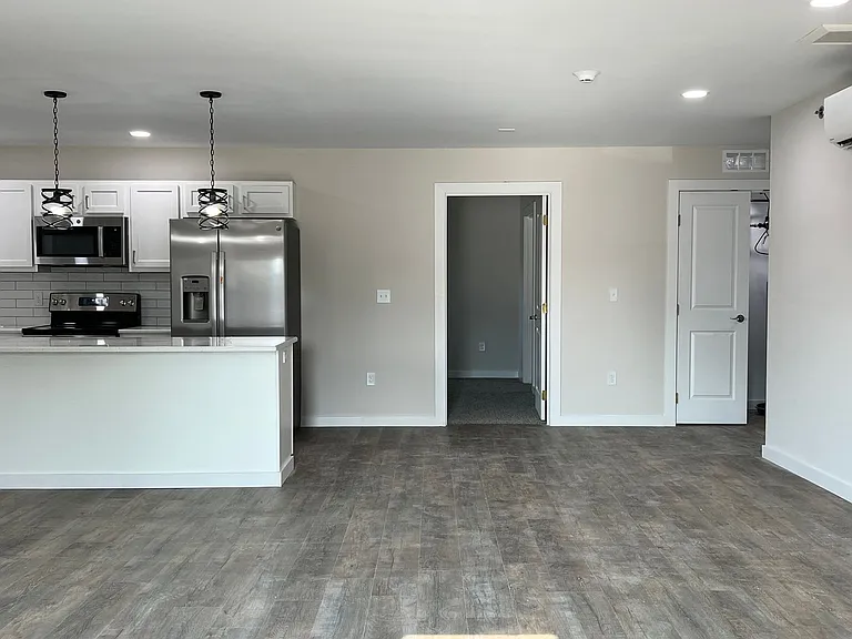 950 S Hebron Ave — Photo 2