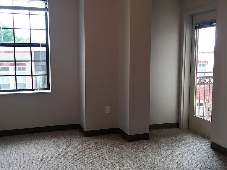 Tenth & College Apartments — Photo 85