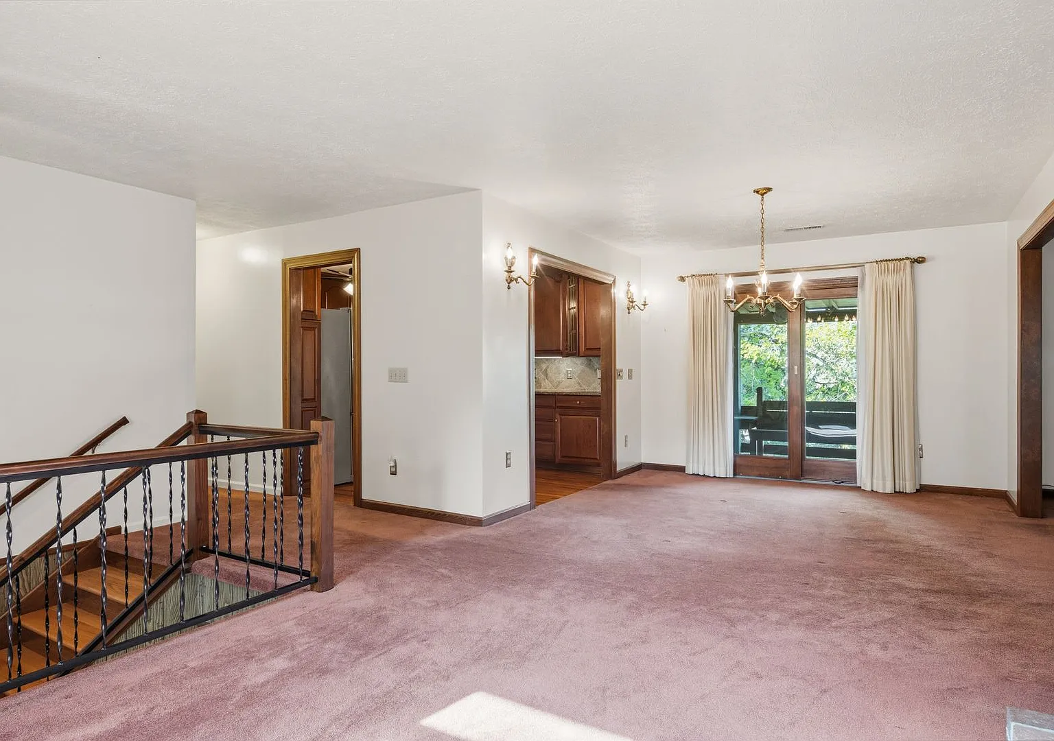 Spacious 5-Bedroom Home in Prestigious Blacksburg Country Club Estates — Photo 3