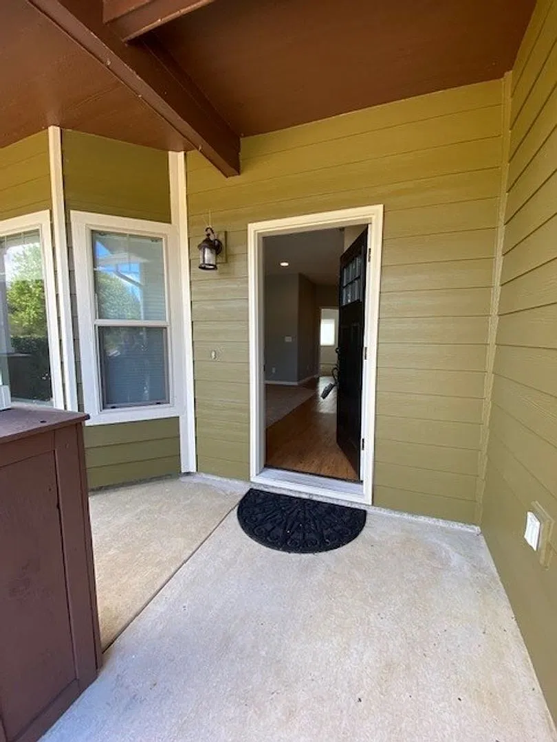 Don't miss out on this Charming 3-Bedroom Ranch Home in Crystal Springs Battle Ground — Photo 2