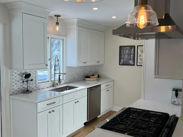 3195 Hillside Dr, Milford, MI 48380