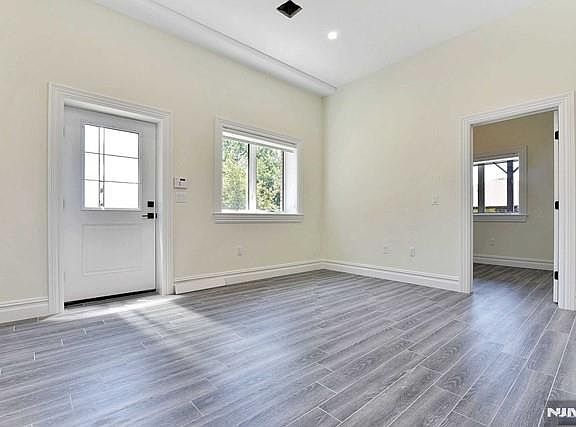 4th image of 269 9th St Unit C