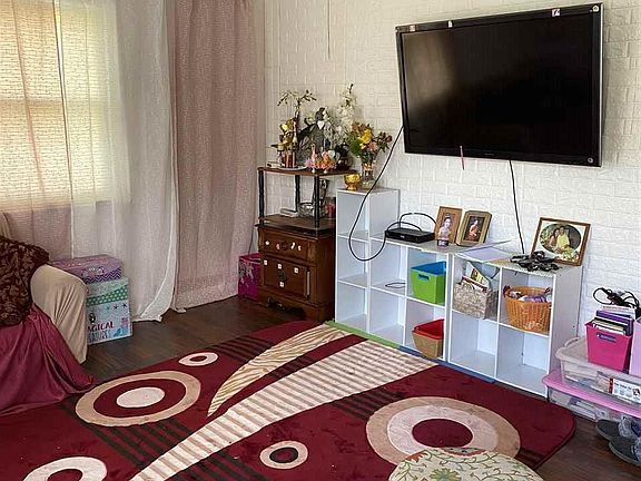4th image of 1020 Walnut Ave