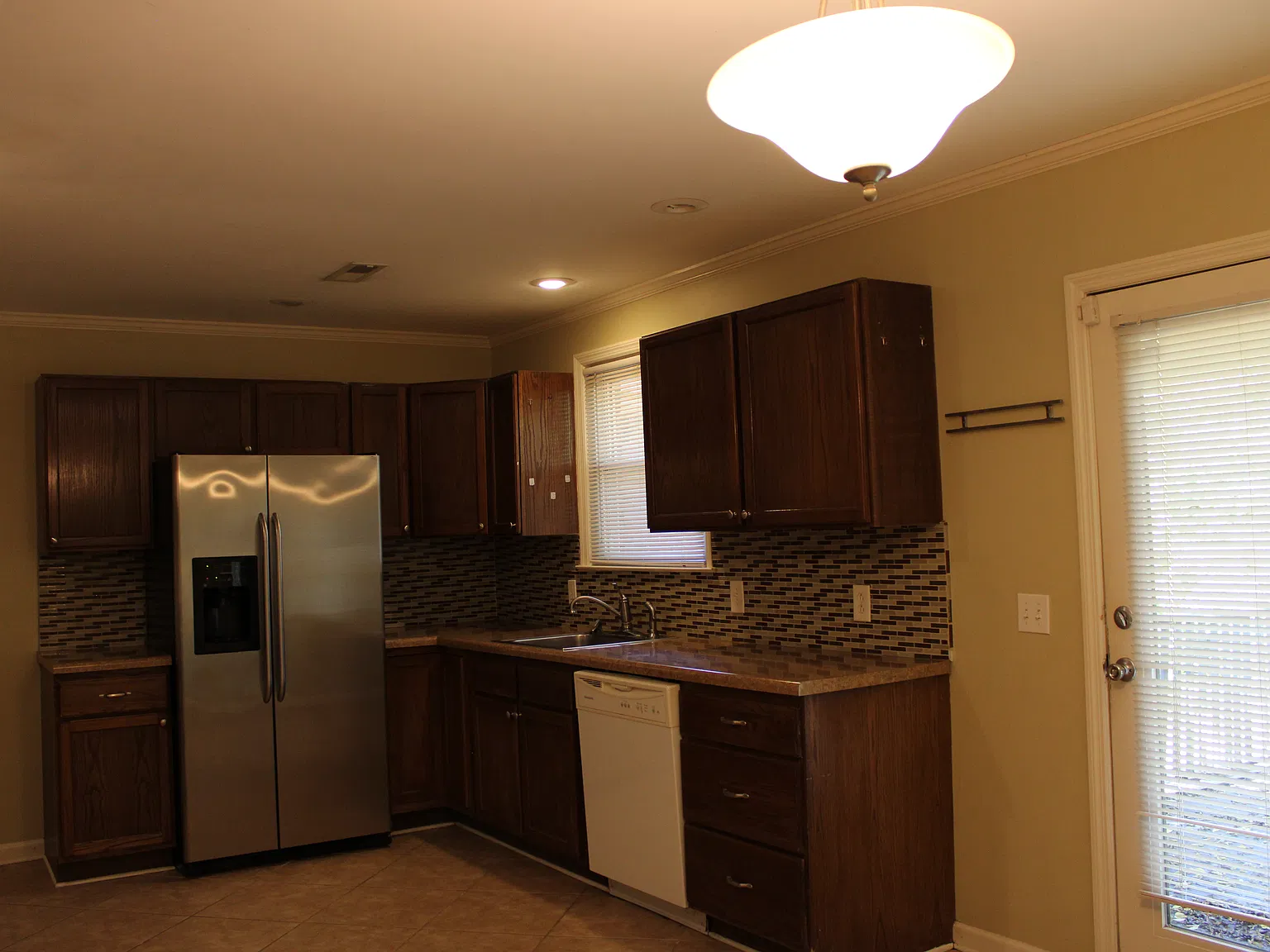 3 bed, 1170 sqft, $1,900 — Photo 3