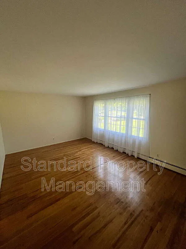 4 bed, 1.5 bath, 1921 sqft, $2,700 — Photo 2