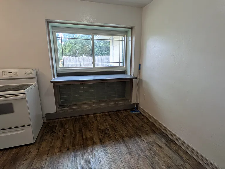 401 Fairfax Dr — Photo 1