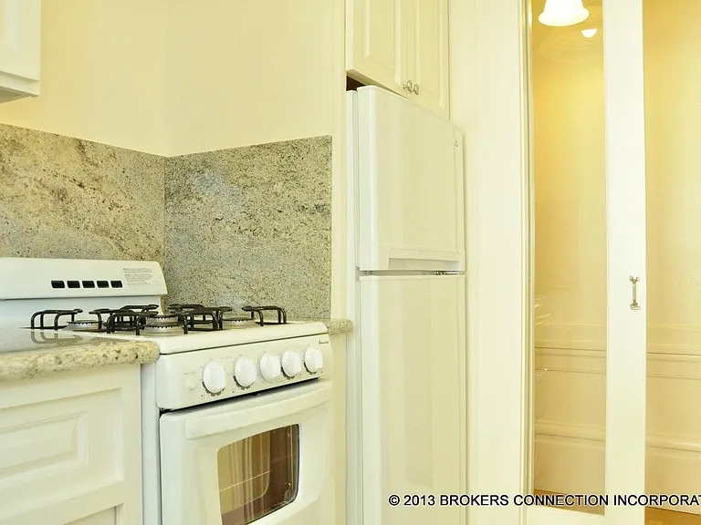 952 Powell St #14 — Photo 16