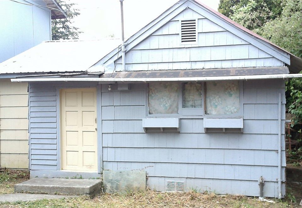 Tiny House 450 sf with full bath, 1 bedroom and kitchen/living area.